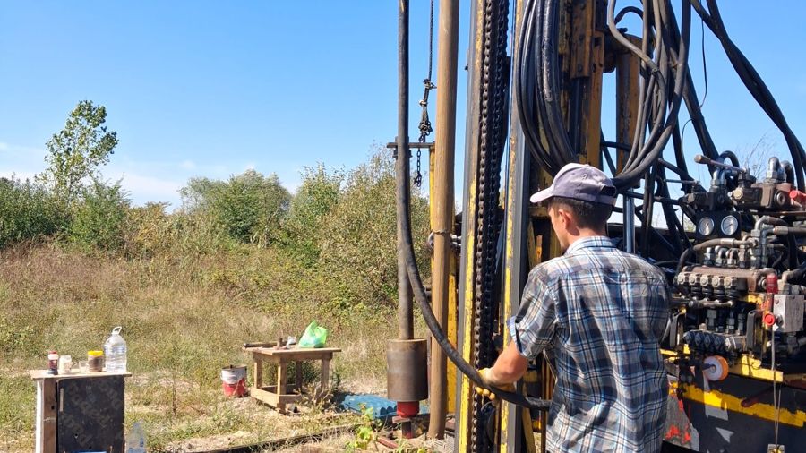 Driller preparing an in-situ borehole test