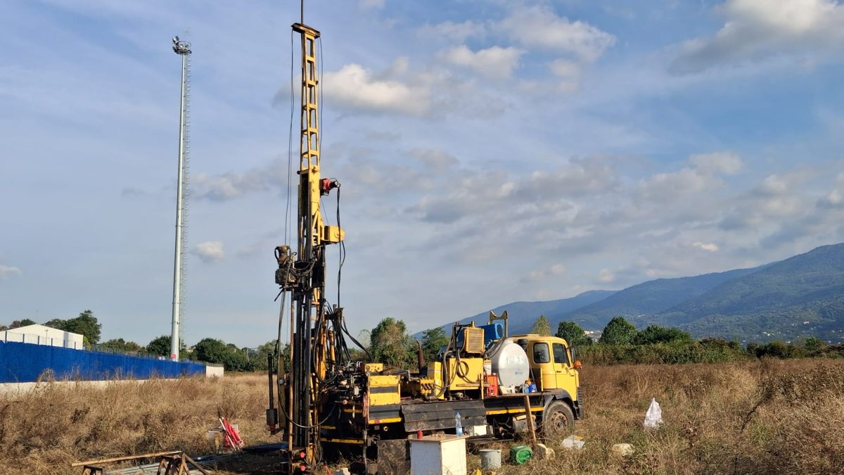 Galen Zemin truck-mounted hydraulic drilling rig on site